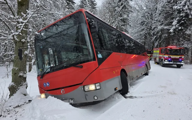 Nečekané dobrodružství malých lyžařů na Jablonecku. Autobus jim zapadl, svezli se obojživelníkem
