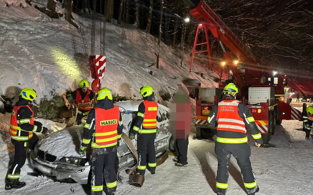 U Dolních Míseček sjelo auto do řeky Jizerky. Odtahovka nepomohla, vytáhli ho až hasiči