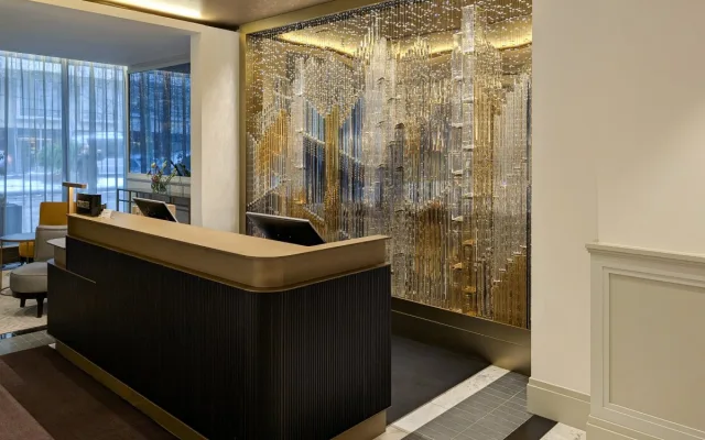 Na Českolipsku vznikla skleněná instalace pro pražský Hilton, připomínající panorama Prahy