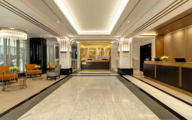 Na Českolipsku vznikla skleněná instalace pro pražský Hilton, připomínající panorama Prahy
