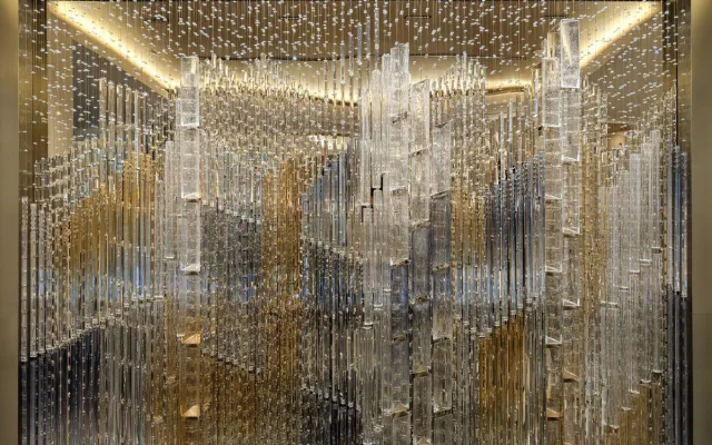 Na Českolipsku vznikla skleněná instalace pro pražský Hilton, připomínající panorama Prahy