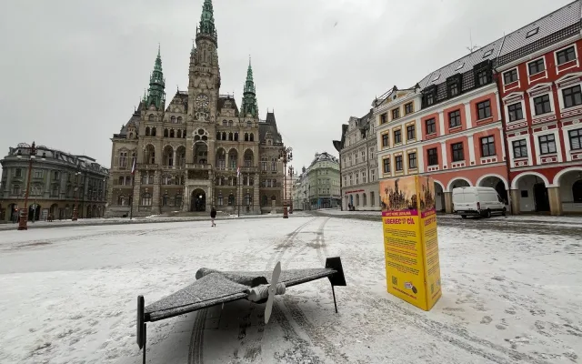 I Liberec může být cíl. Před radnicí se objevil dron, který útočí na Ukrajinu