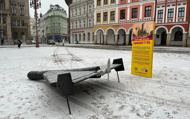 I Liberec může být cíl. Před radnicí se objevil dron, který útočí na Ukrajinu