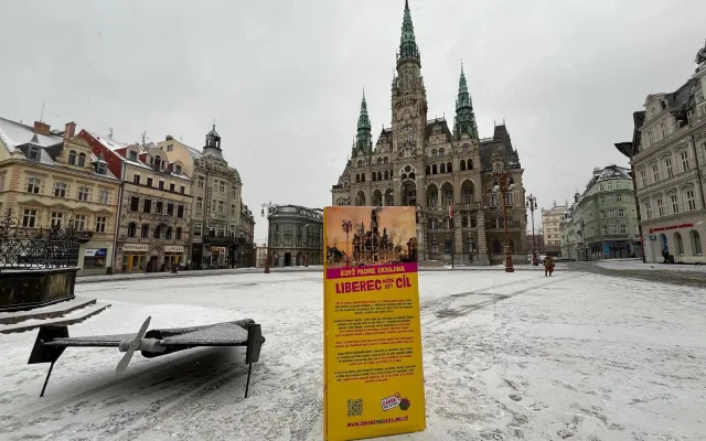I Liberec může být cíl. Před radnicí se objevil dron, který útočí na Ukrajinu