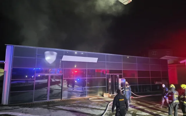 Noční požár v českolipském autosalonu. Uvnitř hořelo jedno z aut