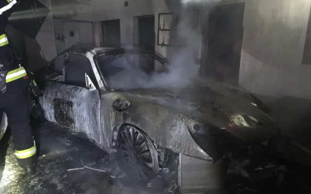 Noční požár v českolipském autosalonu. Uvnitř hořelo jedno z aut
