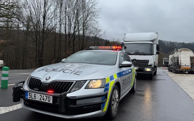 Policisté kontrolovali řidiče nákladních aut. Řešili rychlost i dobu odpočinku