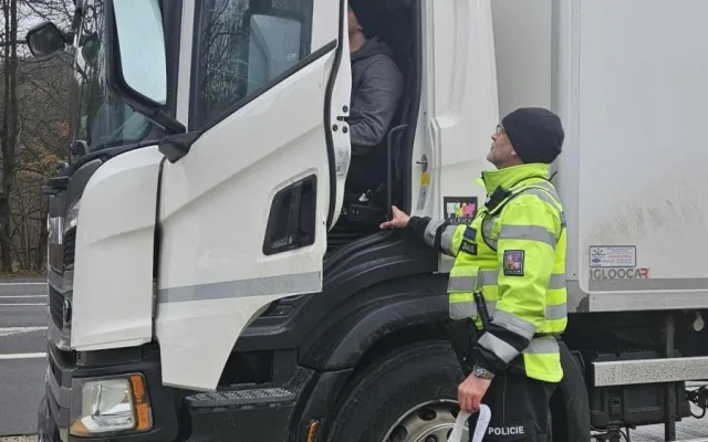 Policisté kontrolovali řidiče nákladních aut. Řešili rychlost i dobu odpočinku