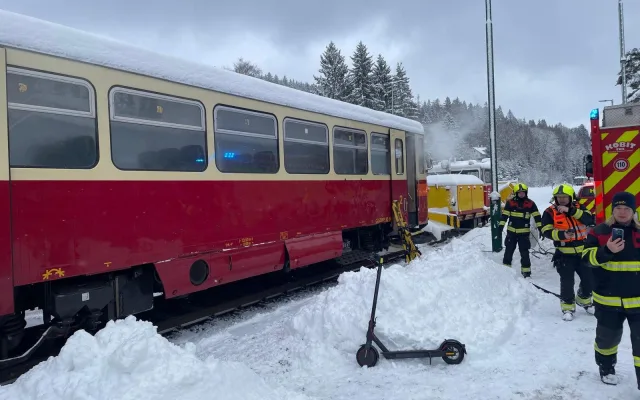 Drážní hasiči reagují na stále častější elektrokoloběžky ve vlacích. Cvičili, co při jejich požáru