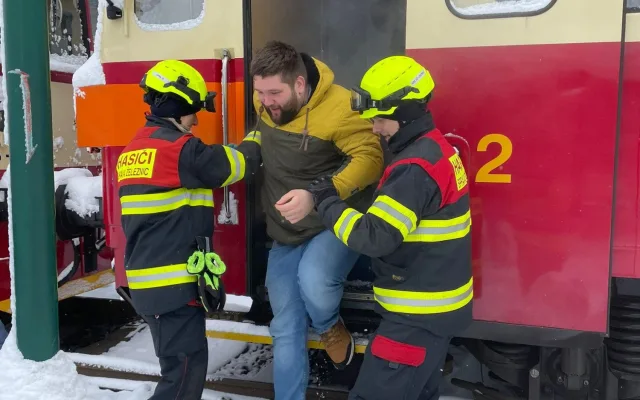 Drážní hasiči reagují na stále častější elektrokoloběžky ve vlacích. Cvičili, co při jejich požáru