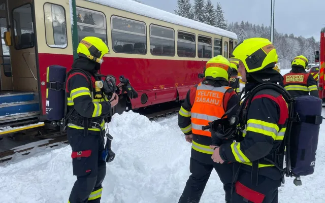Drážní hasiči reagují na stále častější elektrokoloběžky ve vlacích. Cvičili, co při jejich požáru