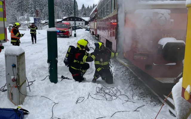 Drážní hasiči reagují na stále častější elektrokoloběžky ve vlacích. Cvičili, co při jejich požáru