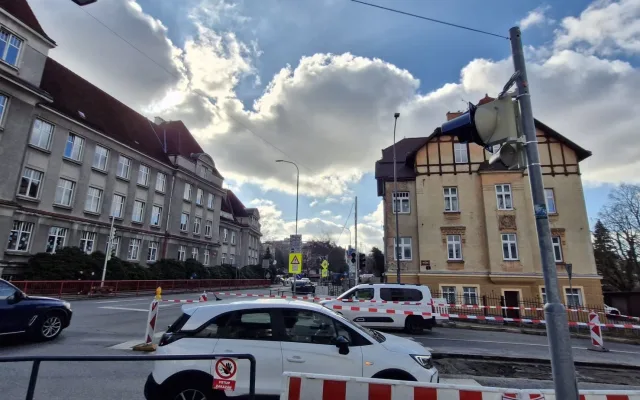 Zavřená Jablonecká, na Husovce semafory. Dopravní komplikace v Liberci začínají