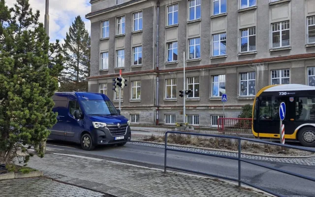 Zavřená Jablonecká, na Husovce semafory. Dopravní komplikace v Liberci začínají