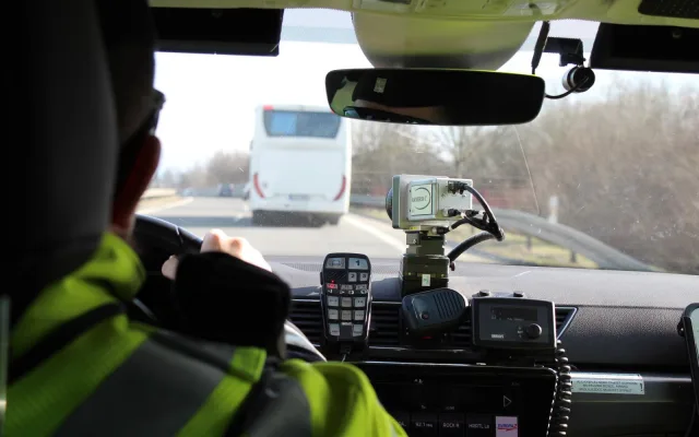 Policisté využili ke kontrolám řidičů speciální autobus. Odhalili přes 40 přestupků