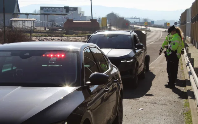Policisté využili ke kontrolám řidičů speciální autobus. Odhalili přes 40 přestupků