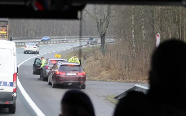 Policisté využili ke kontrolám řidičů speciální autobus. Odhalili přes 40 přestupků
