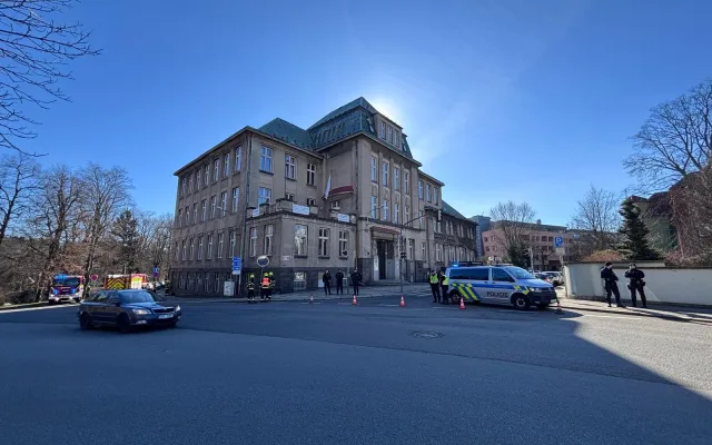 Policie evakuovala budovy liberecké průmyslovky. Anonym ohlásil bombu po e-mailu