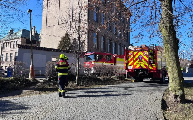 Policie evakuovala budovy liberecké průmyslovky. Anonym ohlásil bombu po e-mailu
