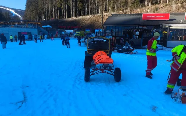Po srážce lyžaře a snowboardistky letěly do Špindlu dva vrtulníky, každý z jiného kraje