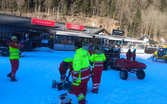 Po srážce lyžaře a snowboardistky letěly do Špindlu dva vrtulníky, každý z jiného kraje
