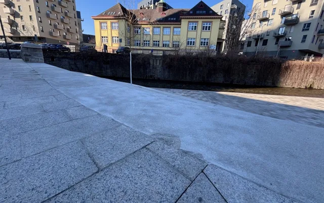 Betonové schody na krajské náplavce jsou poškozené, opravu bude kraj řešit reklamací