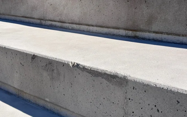 Betonové schody na krajské náplavce jsou poškozené, opravu bude kraj řešit reklamací
