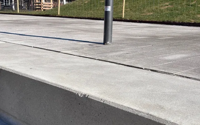 Betonové schody na krajské náplavce jsou poškozené, opravu bude kraj řešit reklamací