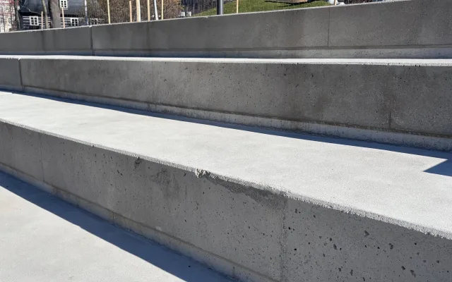 Betonové schody na krajské náplavce jsou poškozené, opravu bude kraj řešit reklamací