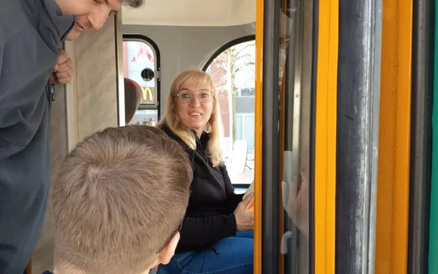 Dopravní podnik překvapil ženy, jež v něm pracují dárkem k MDŽ. Pozornost potěšila