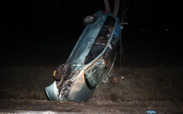 Na rovném úseku vyjel ze silnice, auto opřel o strom. Řidič vyvázl s lehčím zraněním