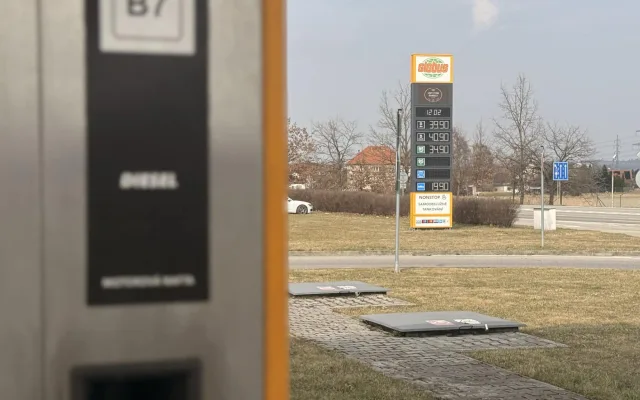 Benzín i nafta rychle zdražují. Pumpaři argumentují panikou a výkyvy nákupních cen