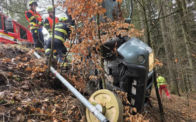 Řidič u Jablonce vylétl ze silnice, z auta ho museli vyprostit hasiči