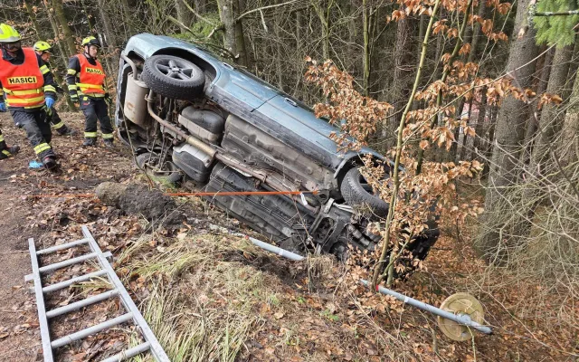 Řidič u Jablonce vylétl ze silnice, z auta ho museli vyprostit hasiči