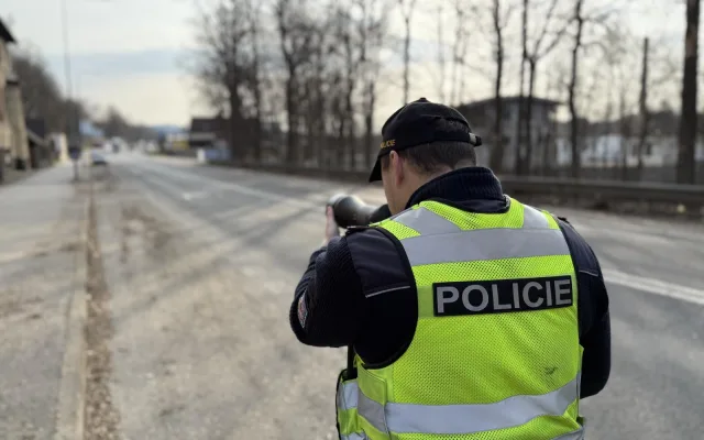 Policisté v Libereckém kraji se zaměřili na používání pásů. Využili dalekohledy