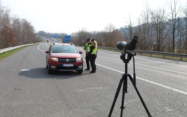 Policisté v Libereckém kraji se zaměřili na používání pásů. Využili dalekohledy