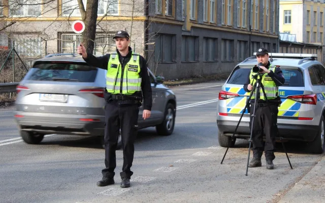 Policisté v Libereckém kraji se zaměřili na používání pásů. Využili dalekohledy