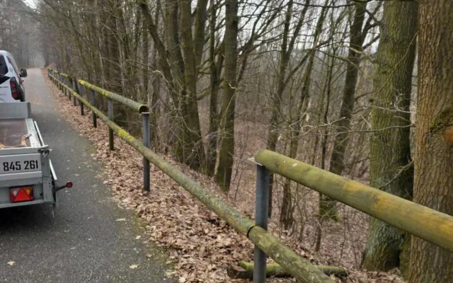 Vandalové na cyklostezce zdevastovali přírodní zábradlí z 36 smrkových kulatin