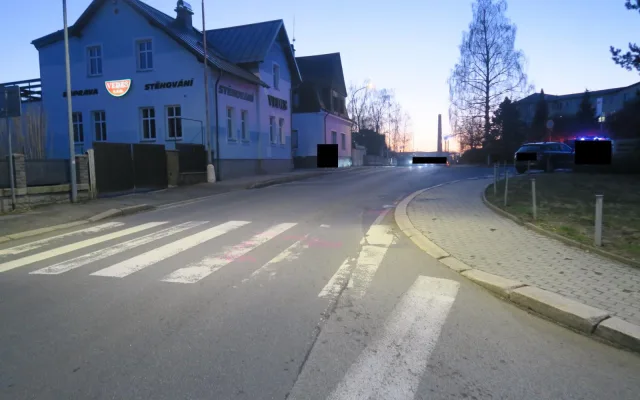 Řidič přehlédl v Jablonci chlapce na přechodu pro chodce. Alkohol roli nehrál