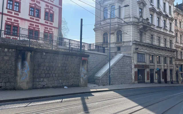 Schodiště u libereckého zámku je otevřené, MHD bude nadále jezdit Rumunskou ulicí