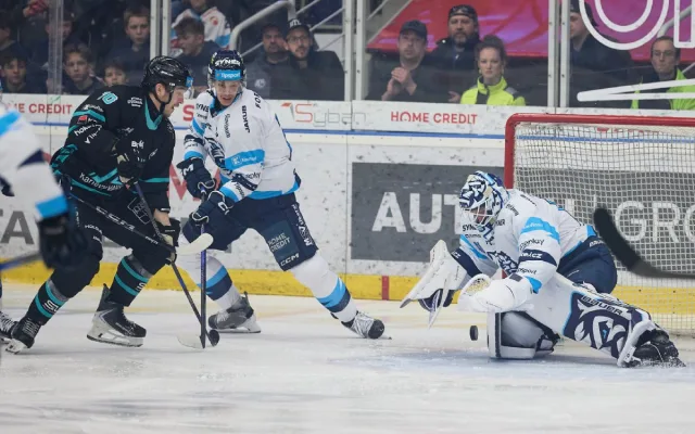 Závěrečný nápor nestačil. Úvodní čtvrtfinálovou bitvu play-off ovládly Karlovy Vary