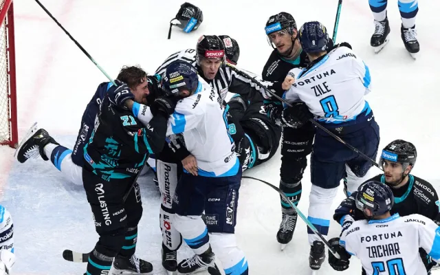 Závěrečný nápor nestačil. Úvodní čtvrtfinálovou bitvu play-off ovládly Karlovy Vary