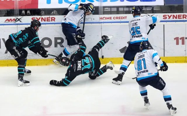 Závěrečný nápor nestačil. Úvodní čtvrtfinálovou bitvu play-off ovládly Karlovy Vary