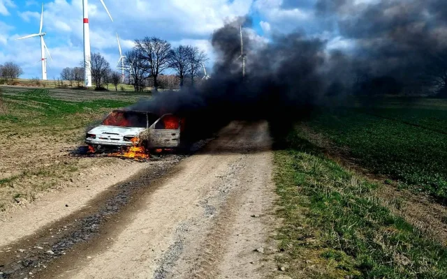 V Hrádku nad Václavicemi zasahovali hasiči u auta v plamenech, řidič vyvázl bez zranění