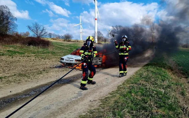 V Hrádku nad Václavicemi zasahovali hasiči u auta v plamenech, řidič vyvázl bez zranění