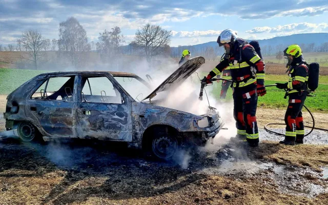 V Hrádku nad Václavicemi zasahovali hasiči u auta v plamenech, řidič vyvázl bez zranění
