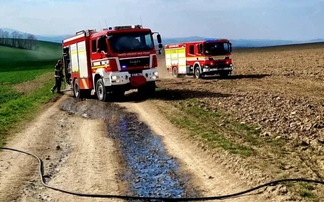 V Hrádku nad Václavicemi zasahovali hasiči u auta v plamenech, řidič vyvázl bez zranění