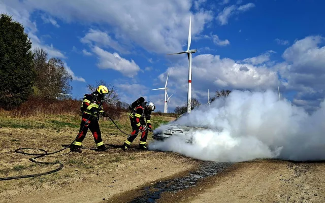 V Hrádku nad Václavicemi zasahovali hasiči u auta v plamenech, řidič vyvázl bez zranění