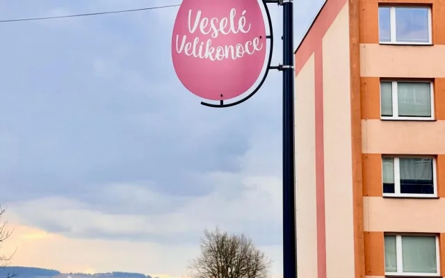 Veselé Velikonoce. Vratislavice nad Nisou vyzdobily ulice obřími barevnými kraslicemi