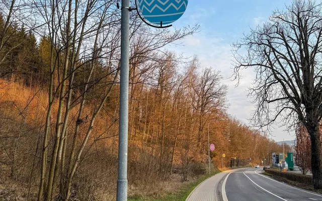 Veselé Velikonoce. Vratislavice nad Nisou vyzdobily ulice obřími barevnými kraslicemi